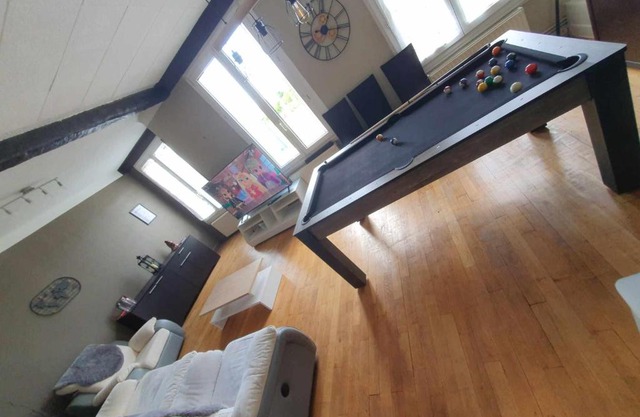 Spacieux - LITERIE HAUT DE GAMME - Billard - Fléchette -TV 65" - Netflix - Amazon Prime- LIT KING SIZE - 4 chambres - Jeux enfants - Terrasse - Barbecue - Géré par Presta-Zen'Services