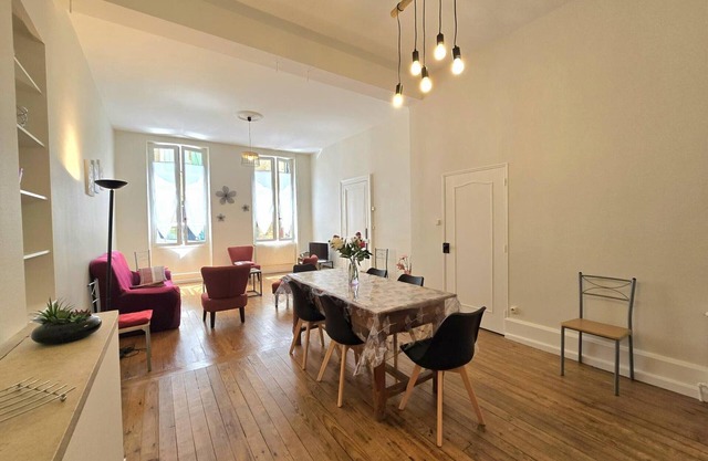 Casa de 3 habitaciones con terraza y WiFi en el corazón de Villefranche-du-Périgord