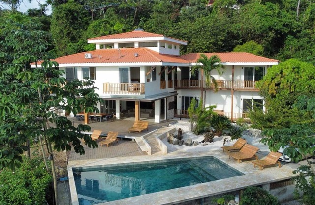 Spacious 7-bedroom house in wonderful Santa Teresa Stunning sunset