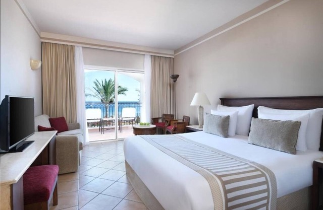 Spacious Room with Balcony Overlooking Pristine Beach - with 2 Swimming Pool