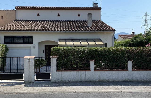 Espacioso, chalet pueblo bien equipado, con piscina privada - 5 km hasta la playa