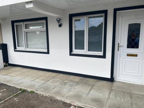 Spacious 1-Bed Apartment - Sleeps 2 & Parking