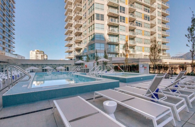 Spacious 1-bedroom+den condo w/ amazing amenities - 90 days minimum