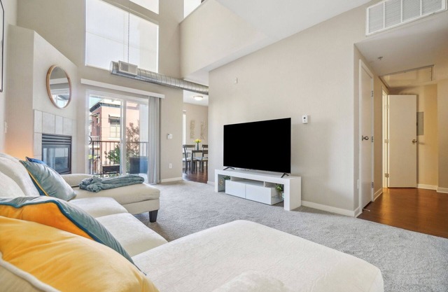 Spacious 1 bedroom 1.5 bath Apt Gym, Garage, King