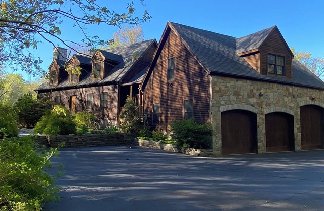 Spacious 1-Bedroom Apartment surrounded by Woods