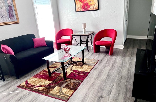 Spacious 1-bedroom apartment in Sarasota minutes from Siesta Key and downtown .