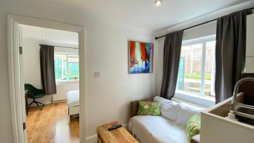 Spacious 1 Bedroom near central London Kings Cross walking to Arnos Grove Tube, Alexandra Palace, Euston