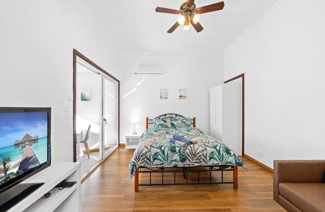 Spacious 1 bedroom guest house with free parking