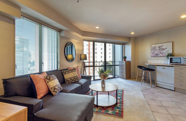 Spacious 1-bedroom unit in CBD with free parking