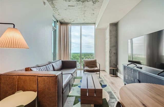 Spacious 1 BR condo - Amazing views - Pool - Kitchen