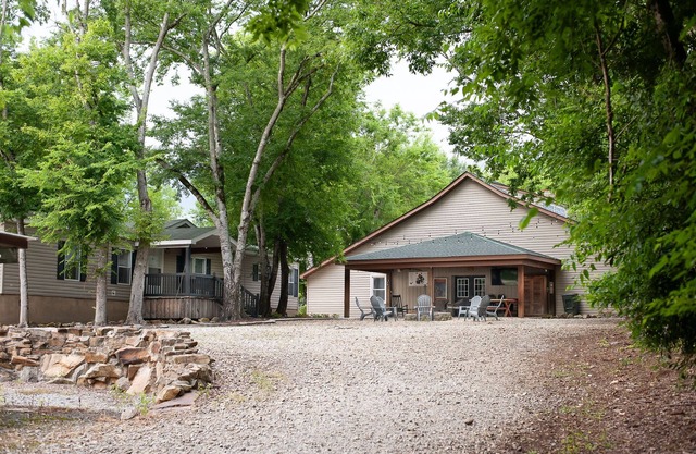 Spacious 10 bedroom cabin + bungalow on expansive property in Abbeville, SC