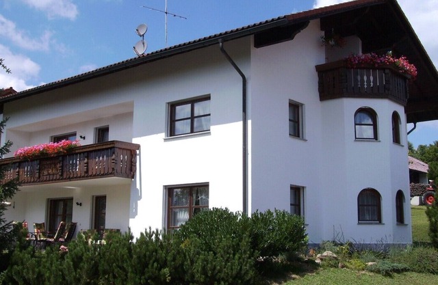 amplio apartamento de 100 m² con ventanal y gran terraza orientada al sur en Neuschönau