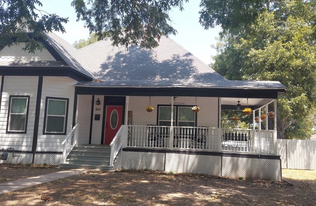 Spacious 100yo Farmhouse with Modern Amenities