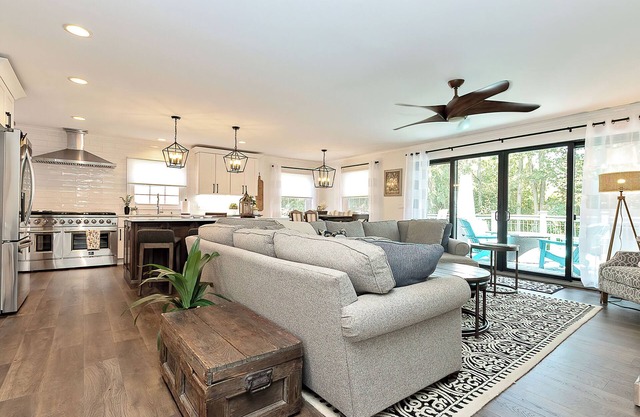 Spacious 14 Guest Home in Lake Geneva – Downtown Getaway