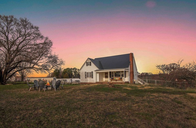 Spacious 1952 4-bedroom farmhouse in charming Maryville with Gameroom