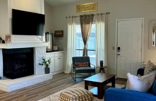 Spacious 1Bd/1bath, Dog Friendly Townhome in safe area, NW Oklahoma City w/ WiFi