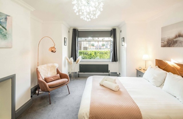 Spacious 1BR Flat in Wanstead: Garden and Comfort