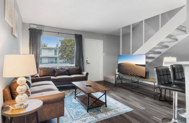 Spacious 1BR in Hydepark 2624