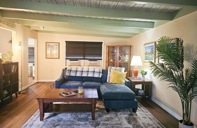 Blue Heron Inn: 1/1 apt| pet friendly | Six miles to IMG