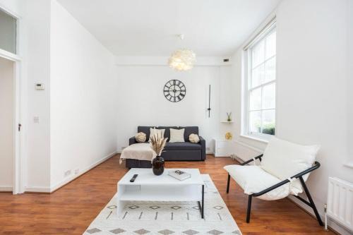 Spacious 1BR Steps from London Bridge & The Shard