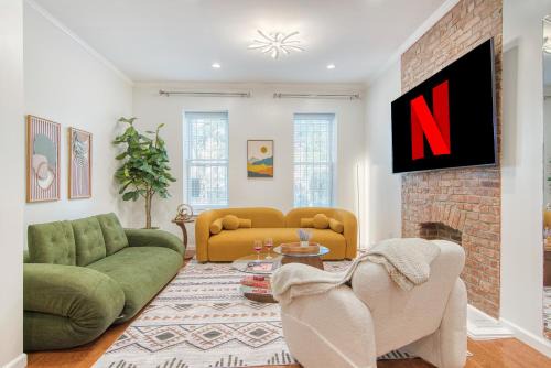 Spacious 1BR with King Bed, AC, Wifi & Streaming Entertainment