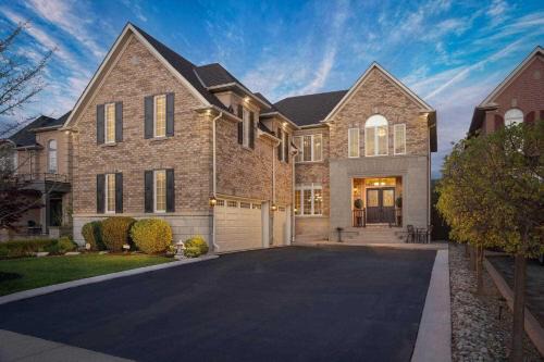 Spacious 2-BDRM Modern Retreat - Minutes from Pearson Airport