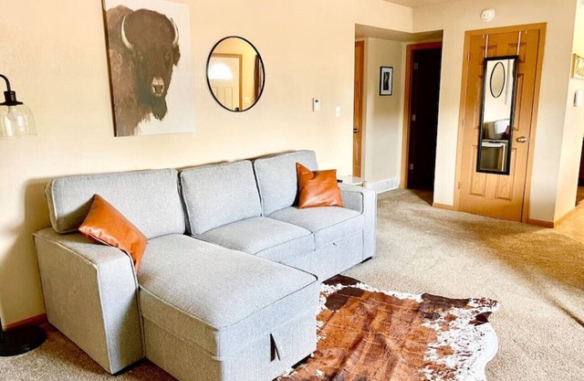 Spacious 2 BDRM/sleeps 6