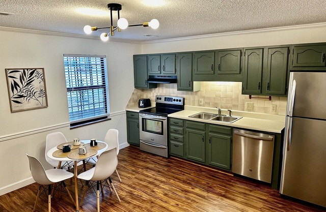 Spacious 2 Bed, 1.5 Bath Condo. Safe, Clean & Stylish 4.3 miles to Downtown/UT