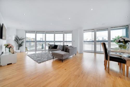 Spacious 2-Bed 2-Bath Apartment with River Views - Greenwich London Ideal for Business Leisure & Long Stays