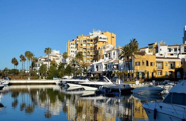 Amplio apartamento de 2 dormitorios y 2 baños con vistas al mar Mediterráneo