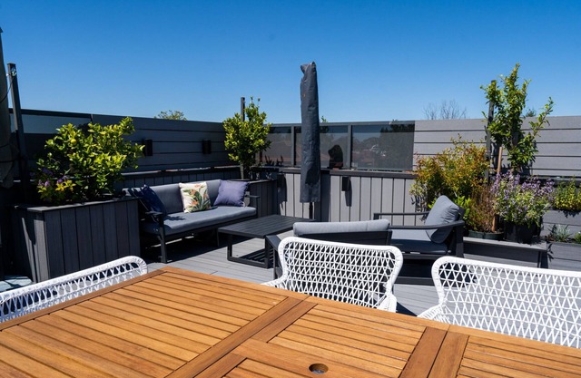 Spacious 2-Bed Apartment near Lygon St Shops