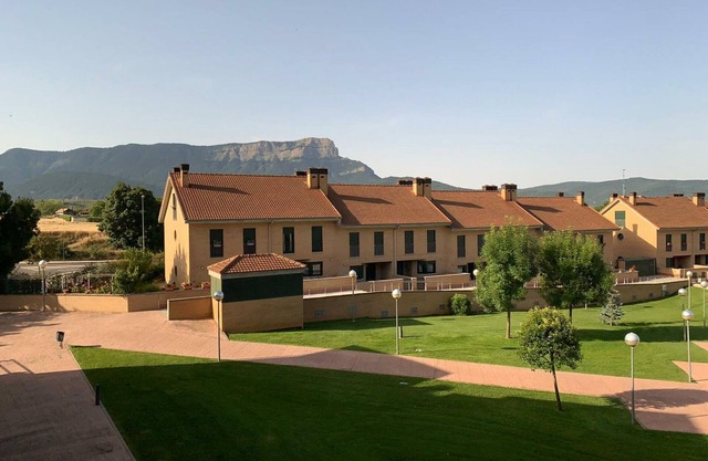 Apartamento en Jaca: Piscina, 2 Habitaciones, 2 Baños, Balcón, Garaje