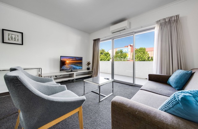 Spacious 2-Bed Conveniently by Lake Tuggeranong