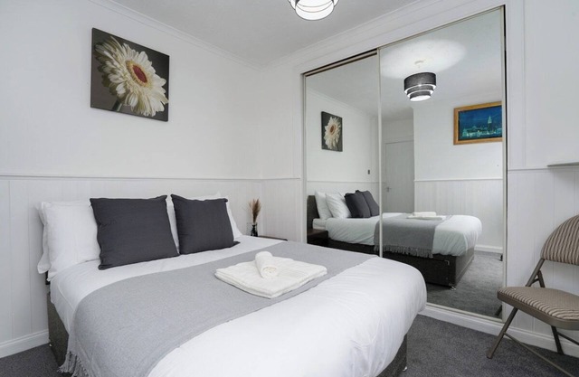 Spacious 2 Bed Flat-Free Parking