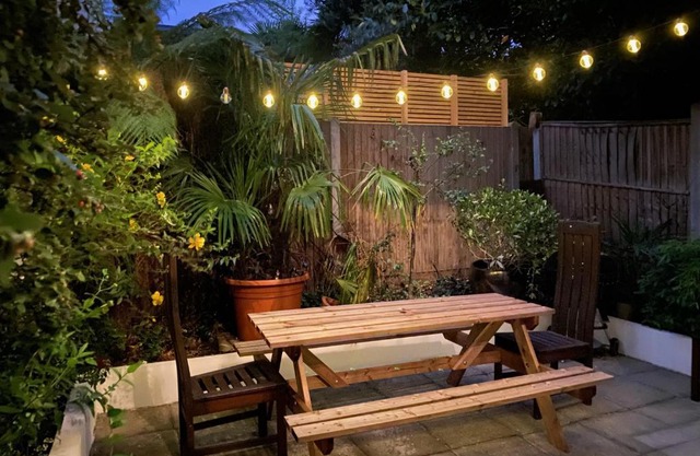 Spacious 2-bed flat with garden, 3 minutes walk from Oval tube station