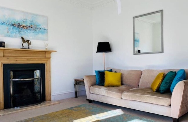 Spacious 2 bed flat with a fireplace and a garden