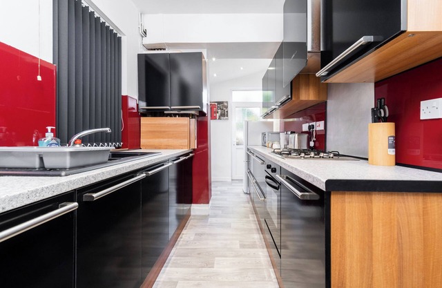 Spacious 2 bed House With Free on Street Parking
