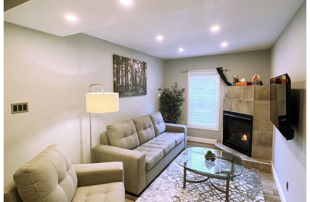 Spacious 2-bed modern apartment+parking in Downtown Ottawa's ByWard Market