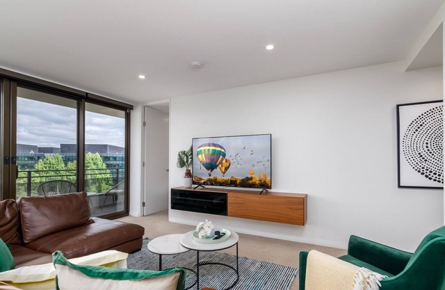 Modern 2-Bed with Great Views, Central Location