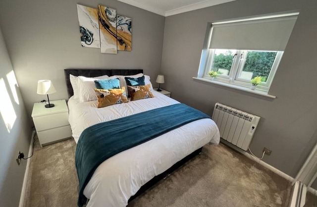 Spacious 2-Bedroom House with Garden – Sleeps 5