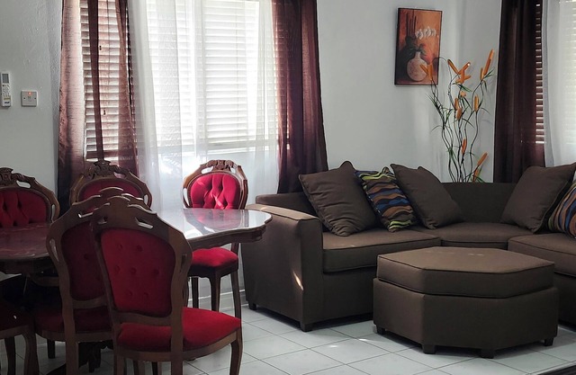 Spacious 2 bedroom, 1 bathroom detached house -- 15 minutes from beach!
