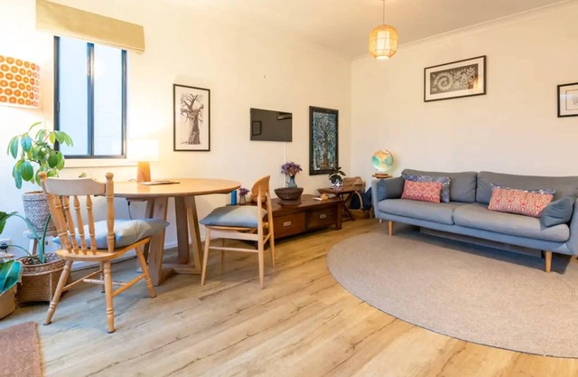 Spacious 2 Bedroom Apartment in Brunswick with Patio and Parking
