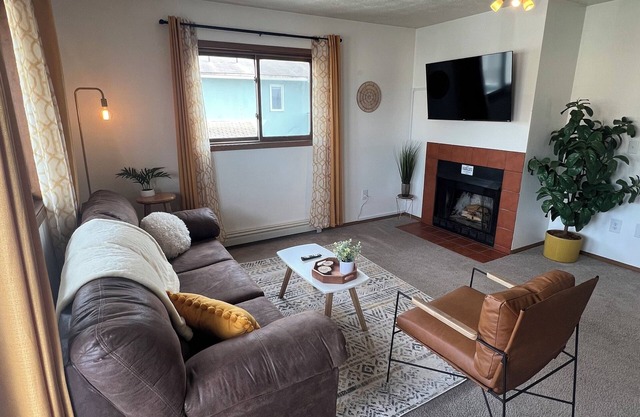 Spacious 2 Bedroom Apartment - Great Location!