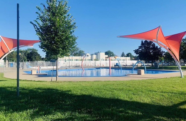 Spacious 2-Bedroom Apartment with Balconies - 2 mins from the river!