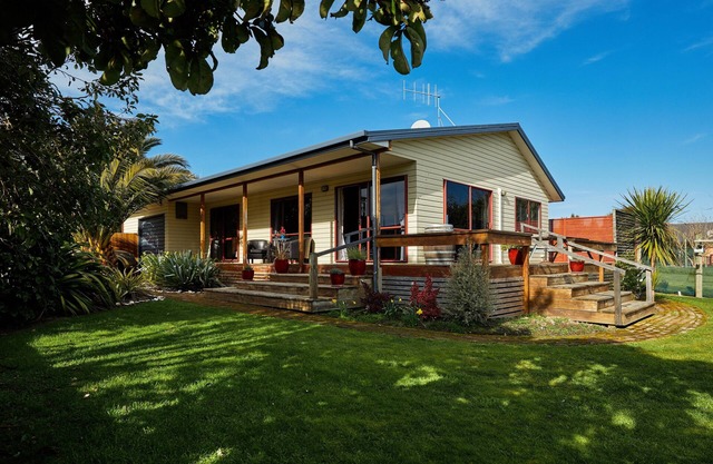 Spacious 2 Bedroom Cottage with Awesome Mountain View