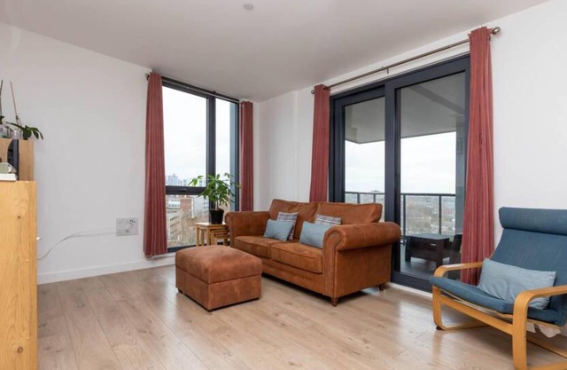Spacious 2 Bedroom Flat with City Views in Bermondsey