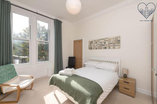 Spacious 2 bedroom High Street apartment