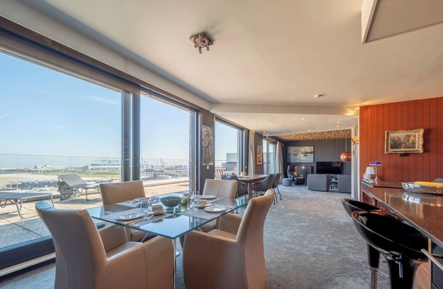 Spacious 2-bedroom penthouse with large sunny terraces at Zeebrugge beach