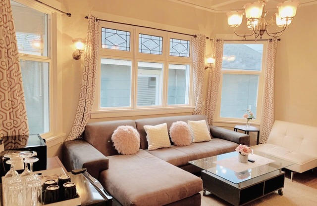 Spacious 2 Bedroom Unit near Tacoma Dome