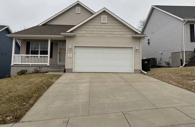 Spacious 2 bedroom 2 bath house . Quiet and friendly neighborhood